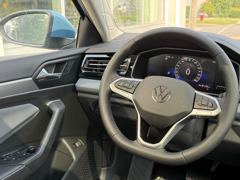 Volkswagen Jetta Vehicle Full-screen Gallery Image 9