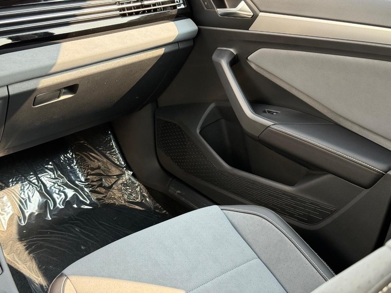 Volkswagen Jetta Vehicle Full-screen Gallery Image 10