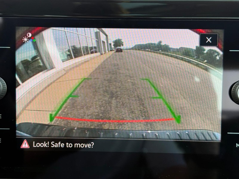 Volkswagen Jetta Vehicle Full-screen Gallery Image 13