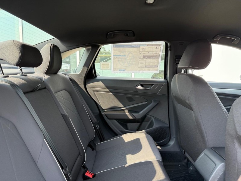 Volkswagen Jetta Vehicle Full-screen Gallery Image 4