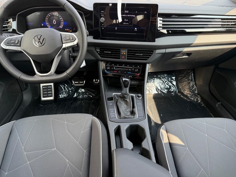 Volkswagen Jetta Vehicle Full-screen Gallery Image 5