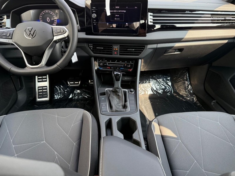 Volkswagen Jetta Vehicle Full-screen Gallery Image 6