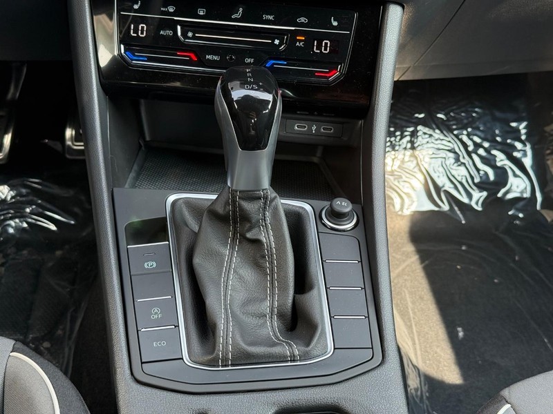 Volkswagen Jetta Vehicle Full-screen Gallery Image 8