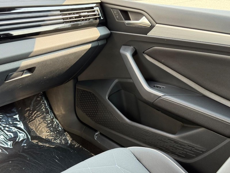 Volkswagen Jetta Vehicle Full-screen Gallery Image 10