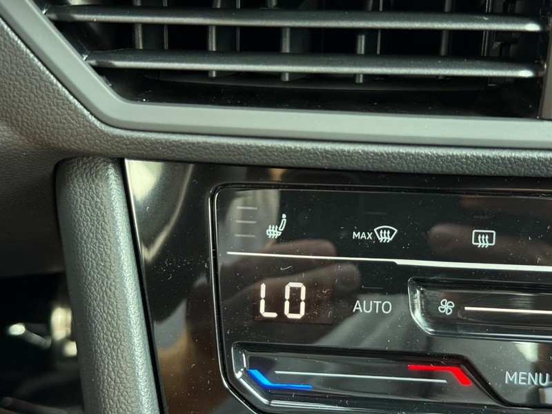 Volkswagen Jetta Vehicle Full-screen Gallery Image 14