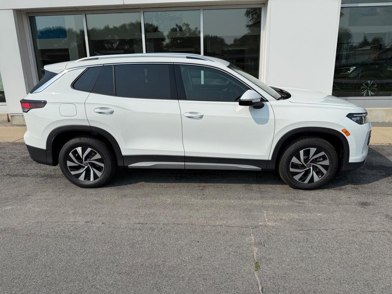 Volkswagen Tiguan Vehicle Full-screen Gallery Image 2