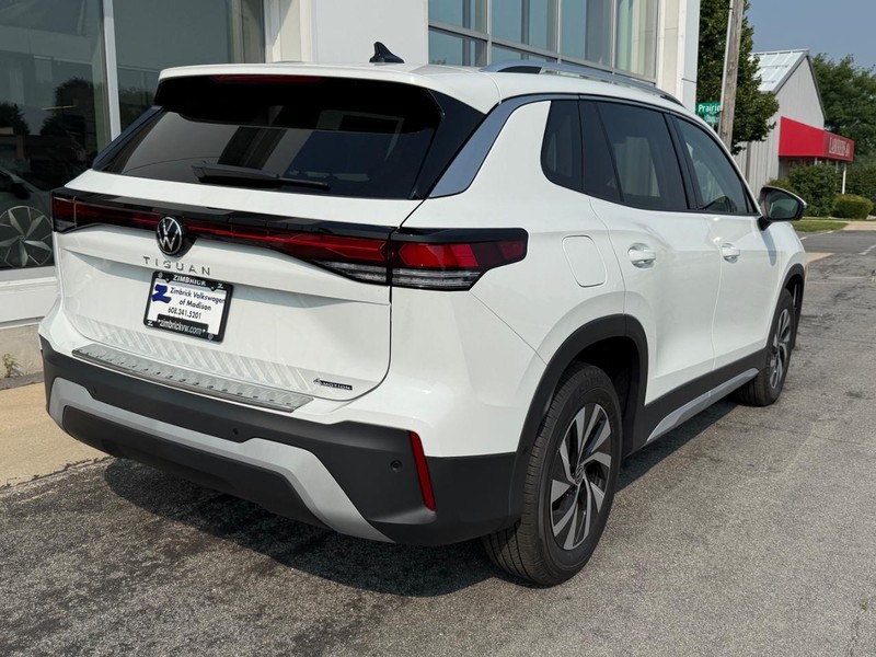 Volkswagen Tiguan Vehicle Full-screen Gallery Image 3