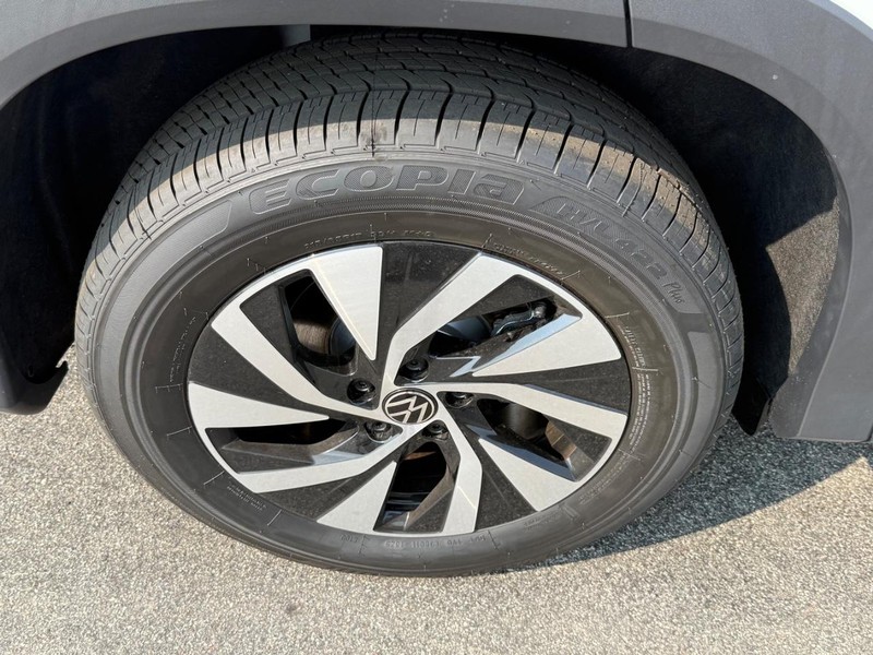 Volkswagen Tiguan Vehicle Full-screen Gallery Image 4