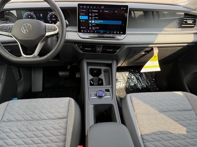 Volkswagen Tiguan Vehicle Full-screen Gallery Image 6