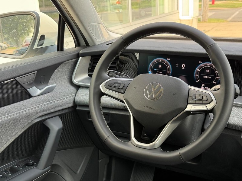 Volkswagen Tiguan Vehicle Full-screen Gallery Image 9