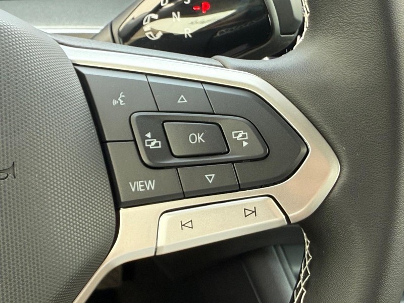 Volkswagen Tiguan Vehicle Full-screen Gallery Image 12