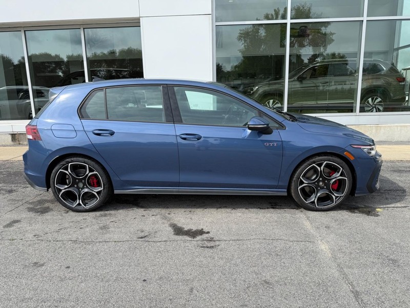 Volkswagen Golf GTI Vehicle Full-screen Gallery Image 2