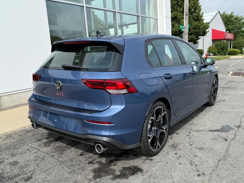 Volkswagen Golf GTI Vehicle Full-screen Gallery Image 3