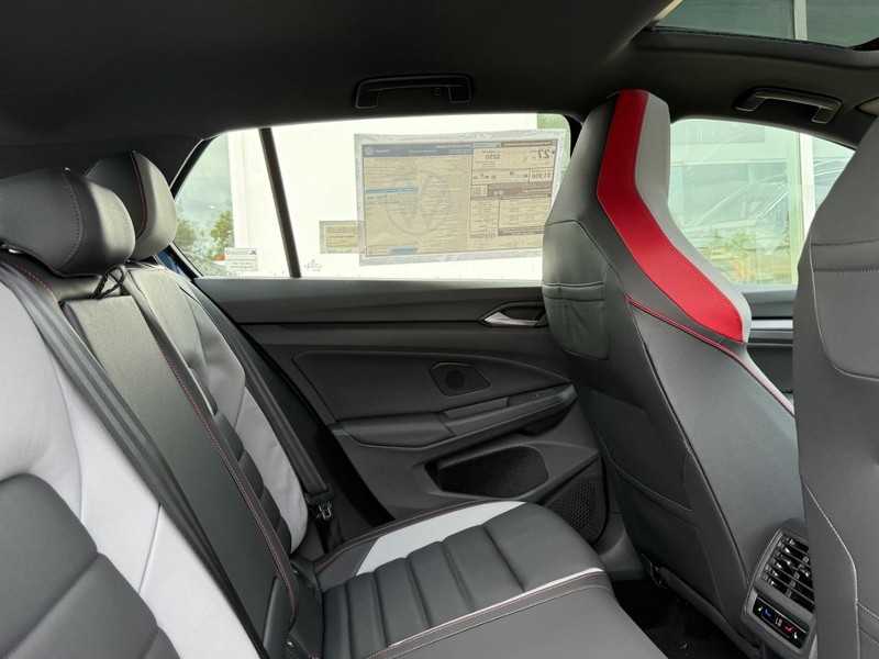 Volkswagen Golf GTI Vehicle Full-screen Gallery Image 4