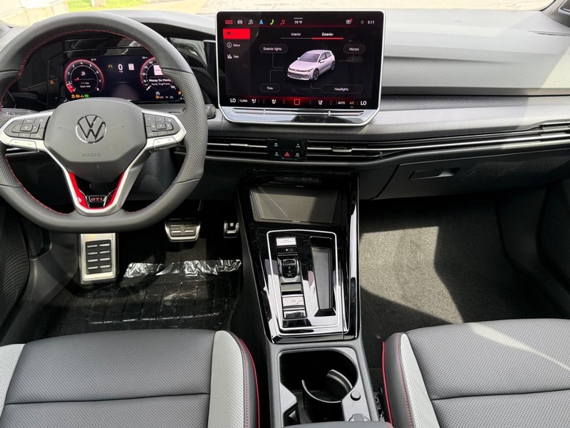 Volkswagen Golf GTI Vehicle Full-screen Gallery Image 5