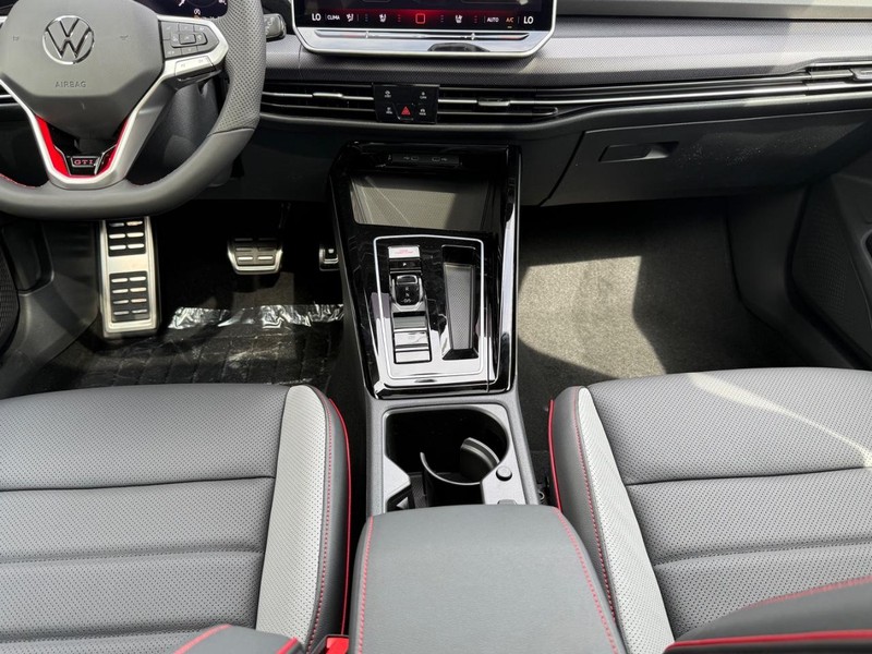 Volkswagen Golf GTI Vehicle Full-screen Gallery Image 6