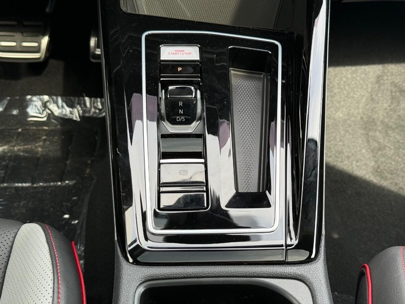 Volkswagen Golf GTI Vehicle Full-screen Gallery Image 8