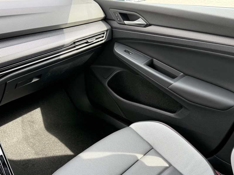 Volkswagen Golf GTI Vehicle Full-screen Gallery Image 9