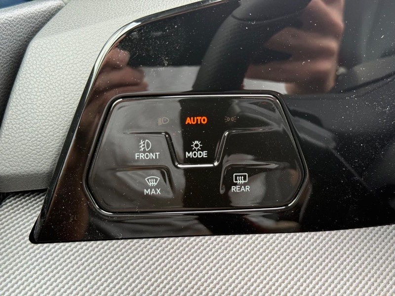 Volkswagen Golf GTI Vehicle Full-screen Gallery Image 14