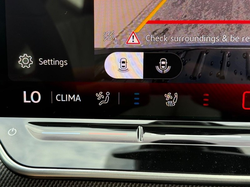 Volkswagen Golf GTI Vehicle Full-screen Gallery Image 15