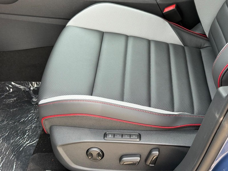 Volkswagen Golf GTI Vehicle Full-screen Gallery Image 17