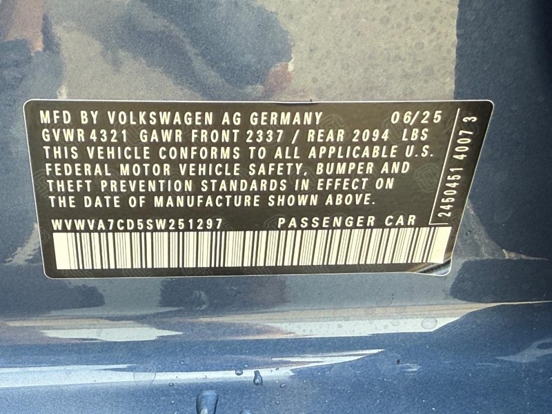 Volkswagen Golf GTI Vehicle Full-screen Gallery Image 18