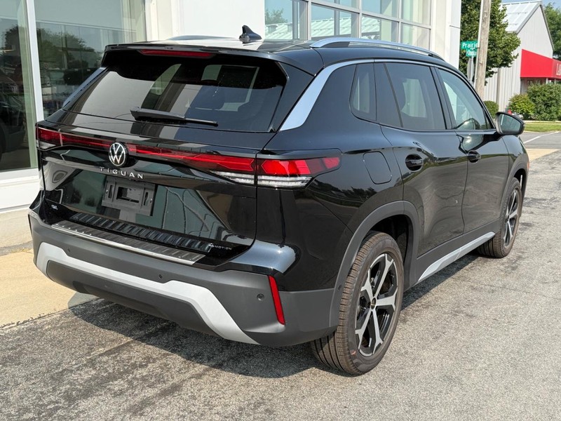 Volkswagen Tiguan Vehicle Full-screen Gallery Image 3