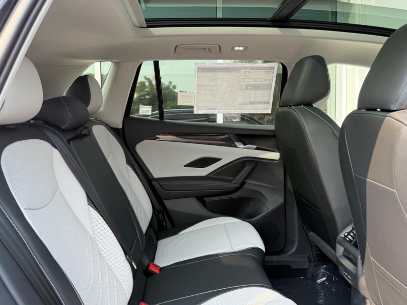 Volkswagen Tiguan Vehicle Full-screen Gallery Image 4