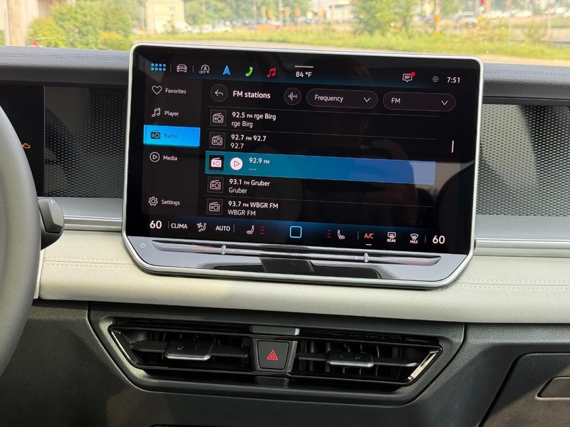 Volkswagen Tiguan Vehicle Full-screen Gallery Image 6