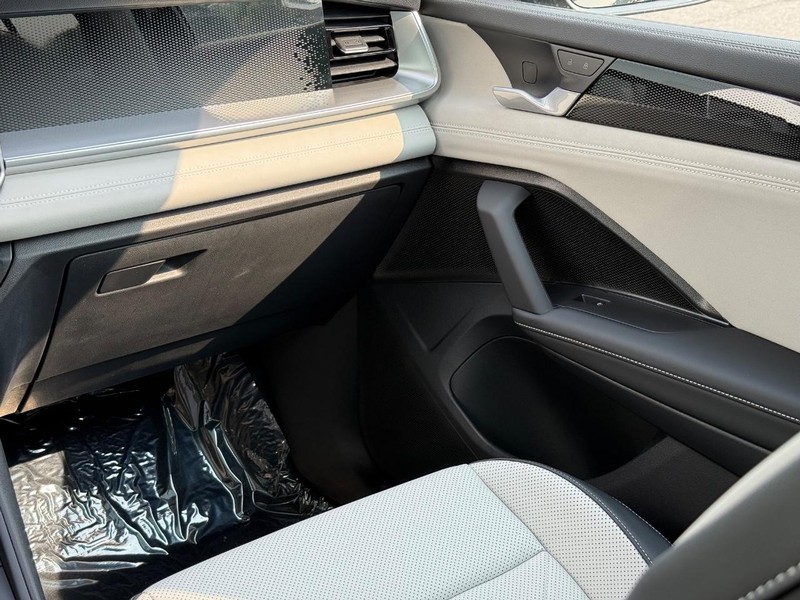 Volkswagen Tiguan Vehicle Full-screen Gallery Image 8