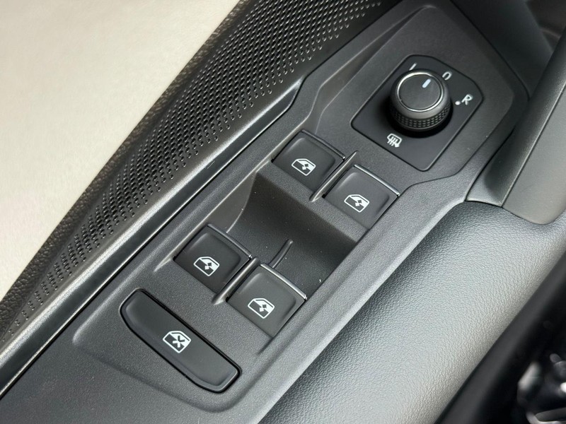 Volkswagen Tiguan Vehicle Full-screen Gallery Image 14