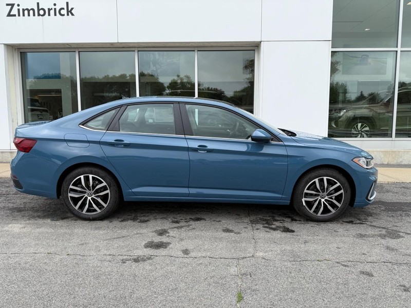 Volkswagen Jetta Vehicle Full-screen Gallery Image 2