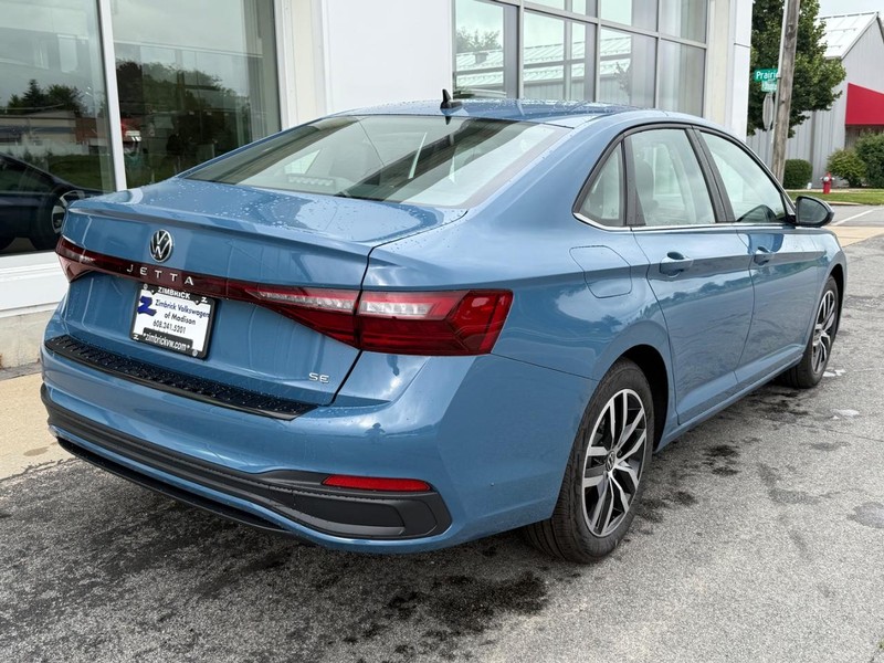 Volkswagen Jetta Vehicle Full-screen Gallery Image 3