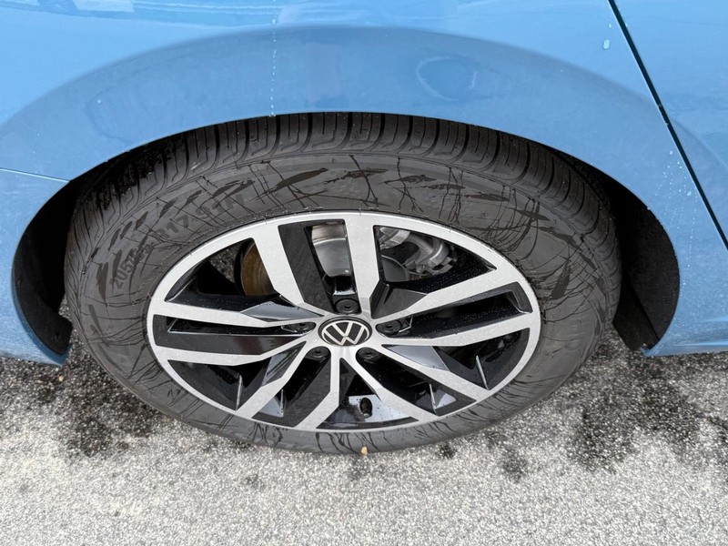 Volkswagen Jetta Vehicle Full-screen Gallery Image 4