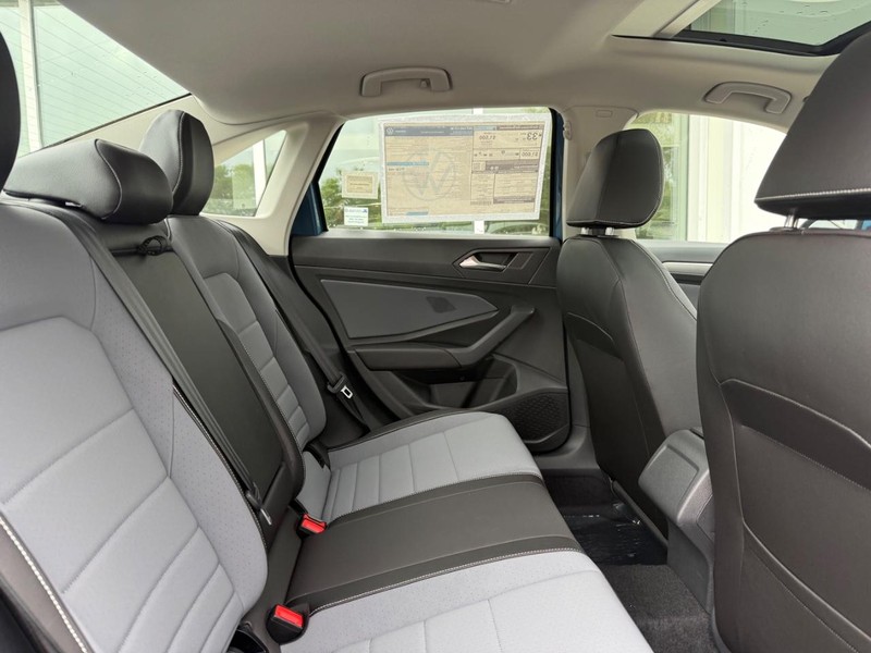 Volkswagen Jetta Vehicle Full-screen Gallery Image 5