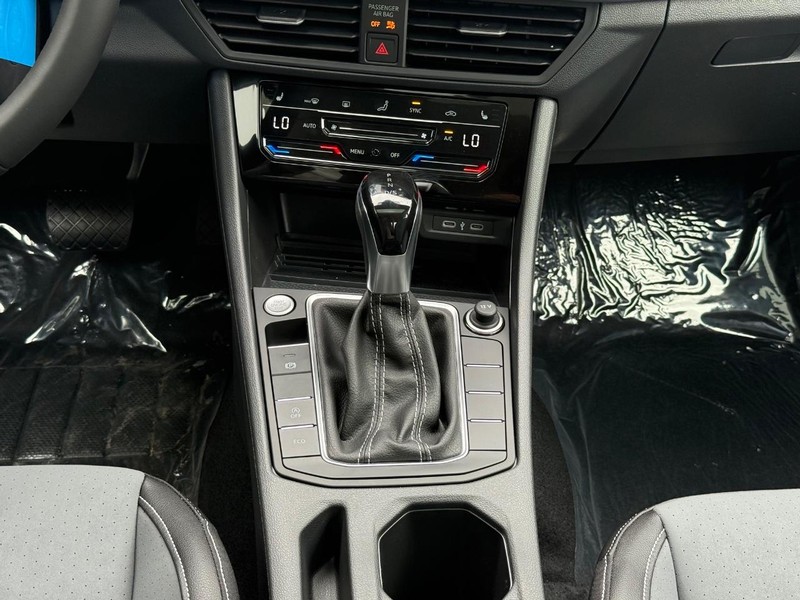 Volkswagen Jetta Vehicle Full-screen Gallery Image 8