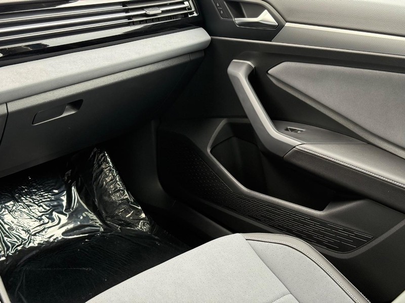 Volkswagen Jetta Vehicle Full-screen Gallery Image 10