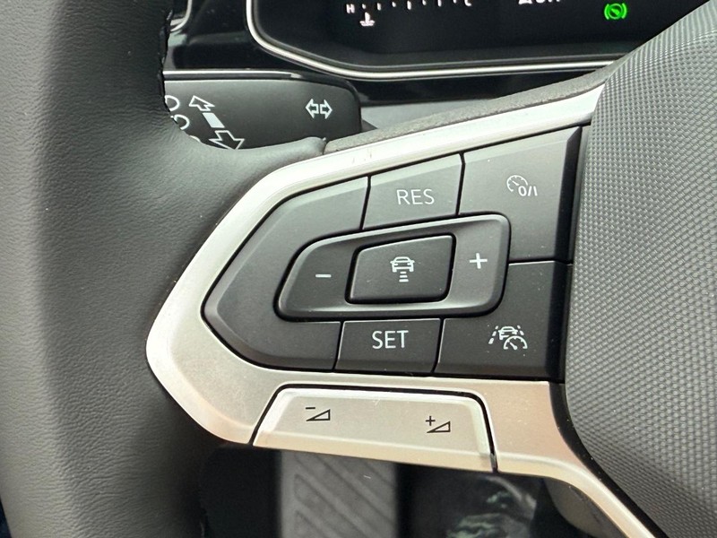 Volkswagen Jetta Vehicle Full-screen Gallery Image 11