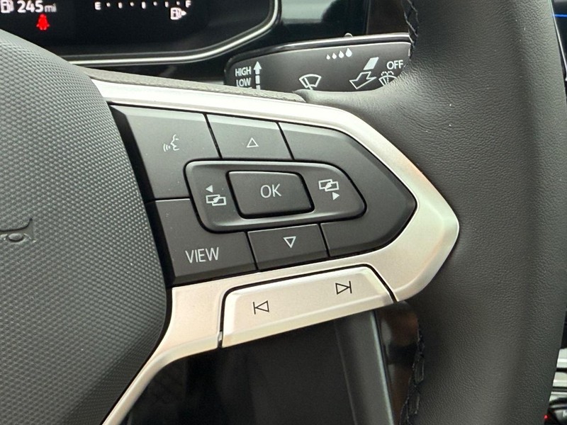 Volkswagen Jetta Vehicle Full-screen Gallery Image 12