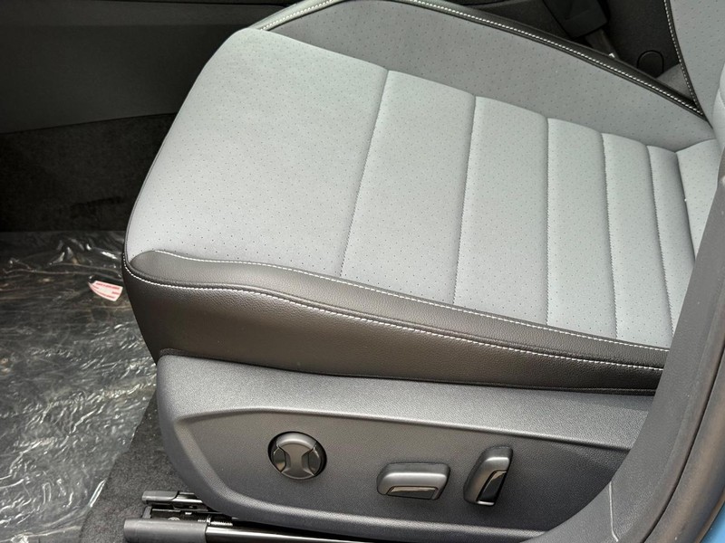 Volkswagen Jetta Vehicle Full-screen Gallery Image 16