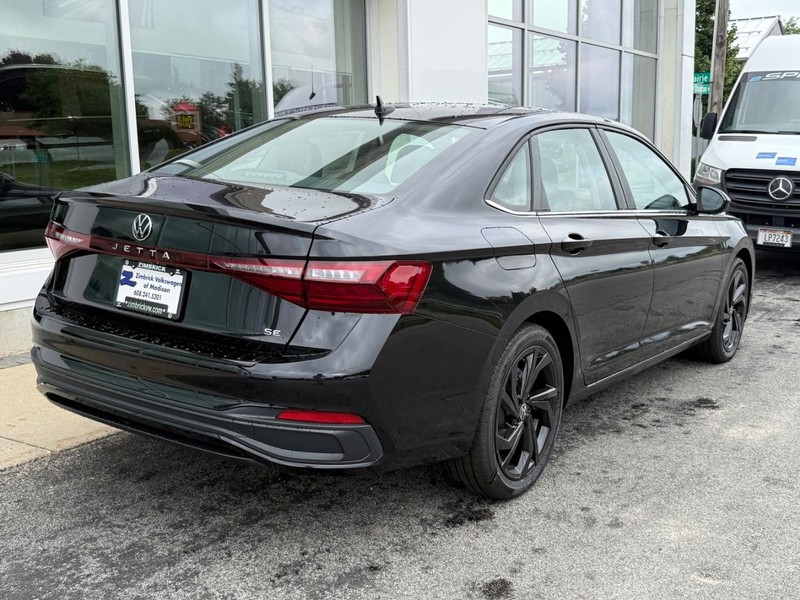 Volkswagen Jetta Vehicle Full-screen Gallery Image 3