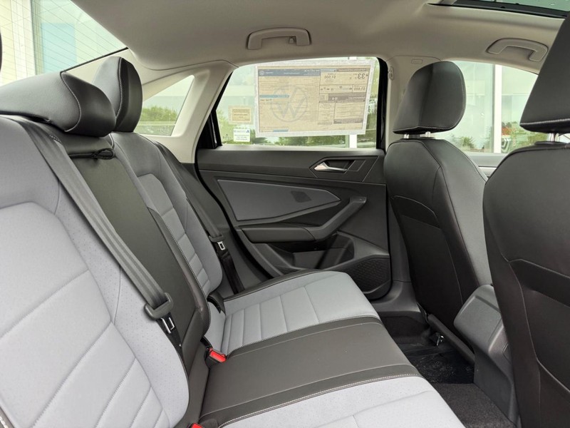 Volkswagen Jetta Vehicle Full-screen Gallery Image 5