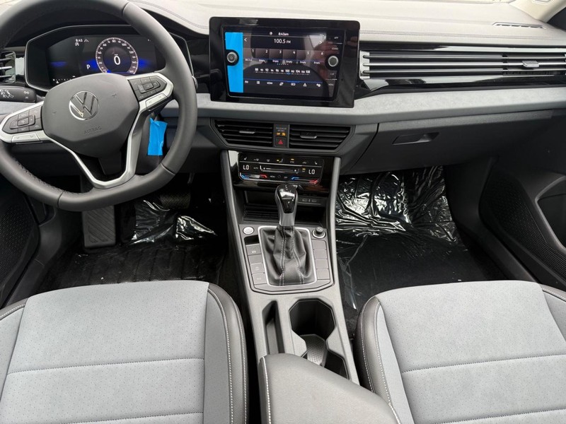 Volkswagen Jetta Vehicle Full-screen Gallery Image 6