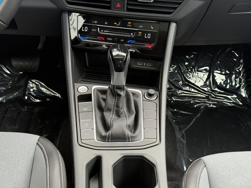 Volkswagen Jetta Vehicle Full-screen Gallery Image 8