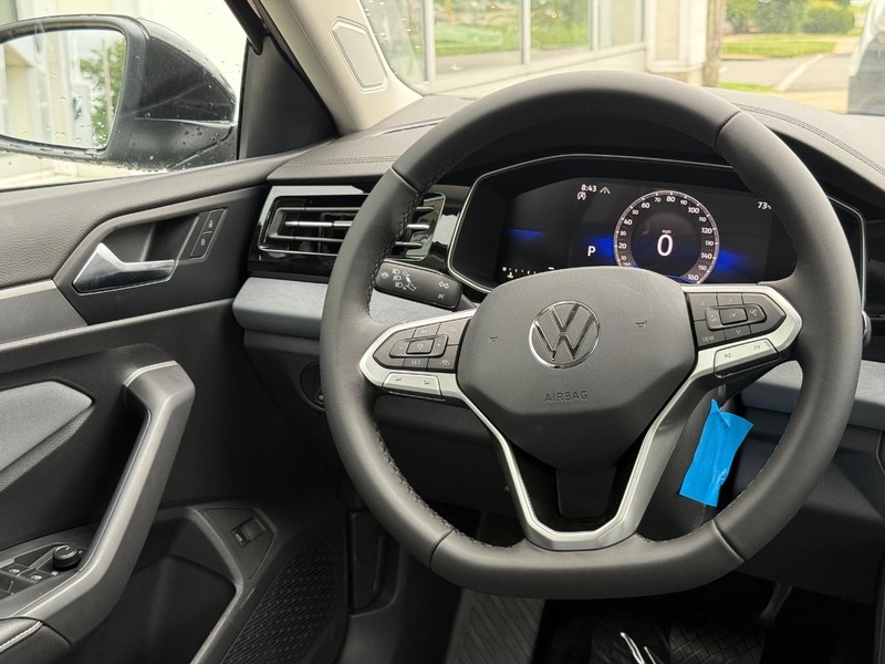 Volkswagen Jetta Vehicle Full-screen Gallery Image 9