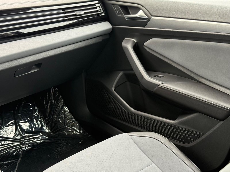 Volkswagen Jetta Vehicle Full-screen Gallery Image 10