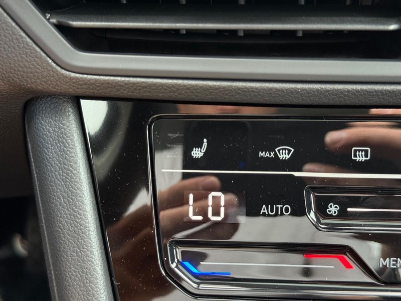 Volkswagen Jetta Vehicle Full-screen Gallery Image 14