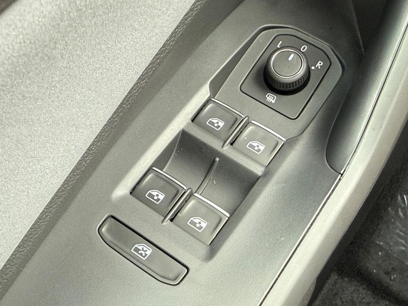 Volkswagen Jetta Vehicle Full-screen Gallery Image 15