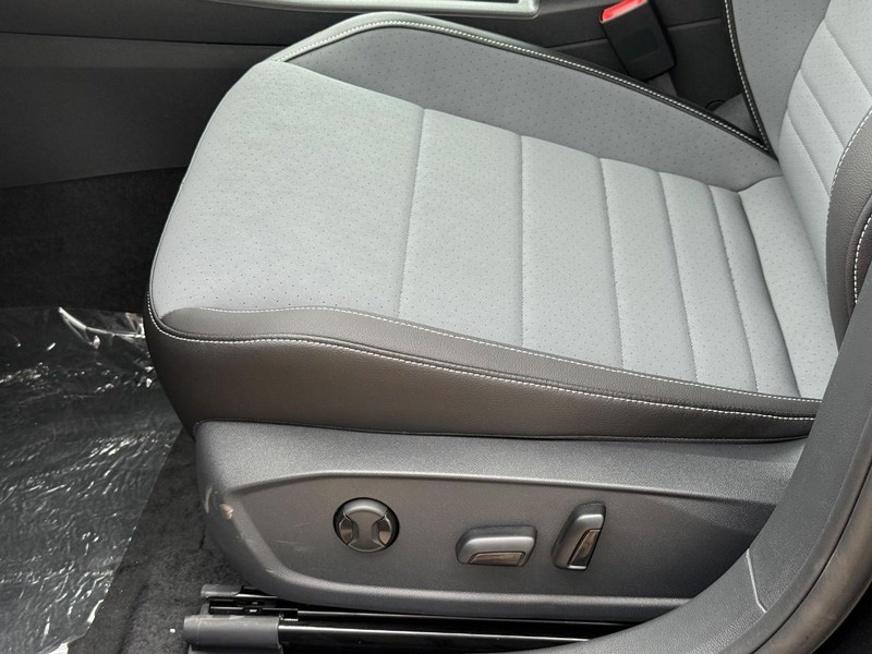 Volkswagen Jetta Vehicle Full-screen Gallery Image 16