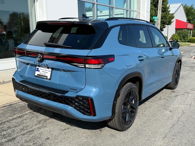 Volkswagen Tiguan Vehicle Full-screen Gallery Image 3